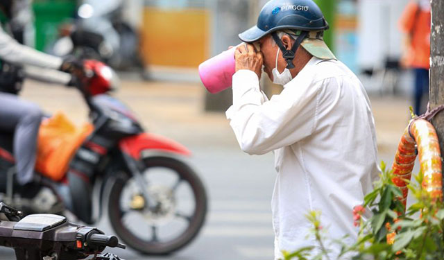 Vietnamese people are facing hot weather in the summer