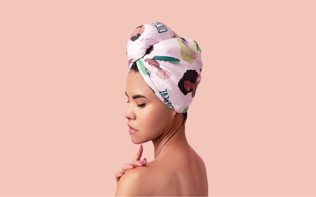  Dry your hair with a microfiber towel