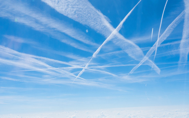  Contrails