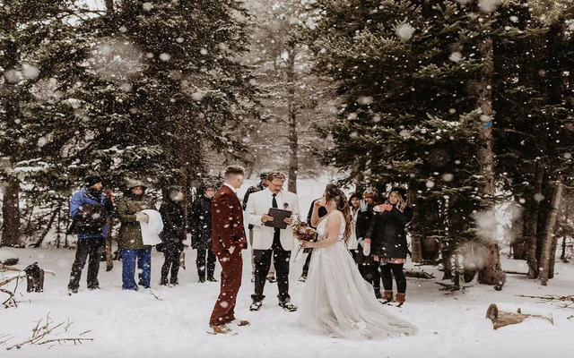  A snowy wedding photo is beautiful