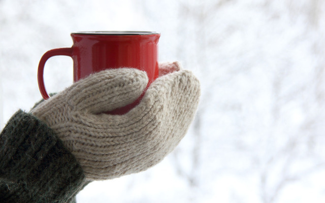  Drink hot beverages in the cold weather