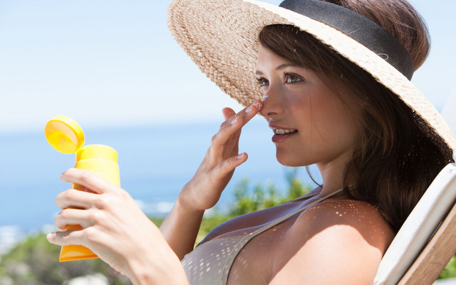  Use sunscreen to protect your skin