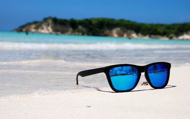  Look for sunglasses that offer 100% UV protection