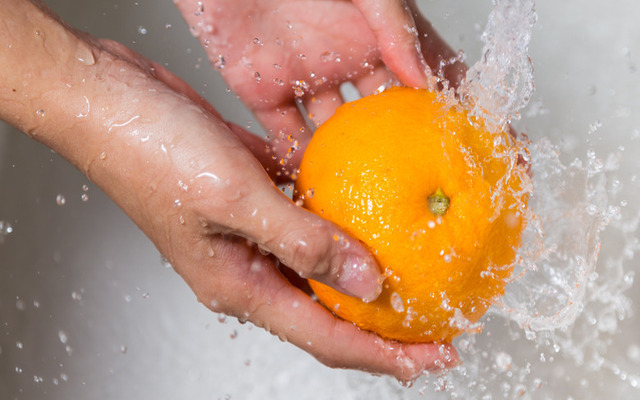  Washing fruits before eating