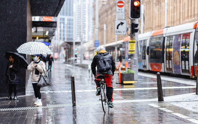  Be careful of pedestrians and cyclists