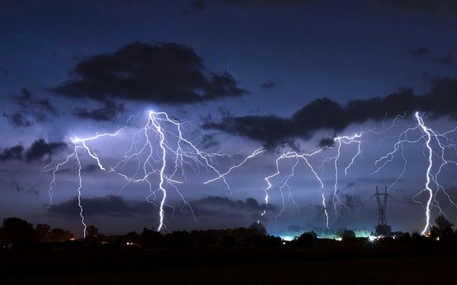  The moon affects thunderstorm activity