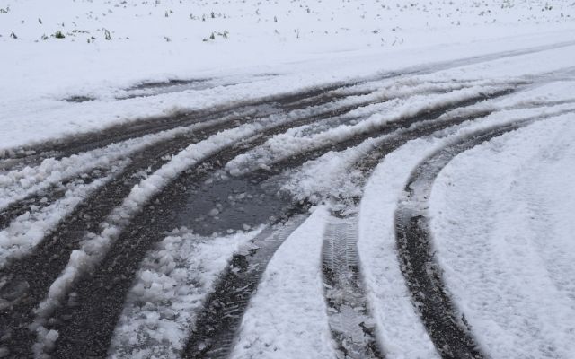  Avoid other vehicles' tire tracks