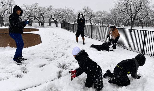Heaviest snowfall in decades in Texas
