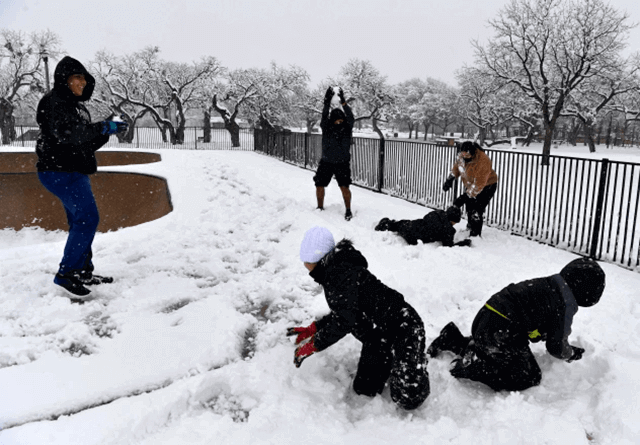 Heaviest snowfall in decades in Texas