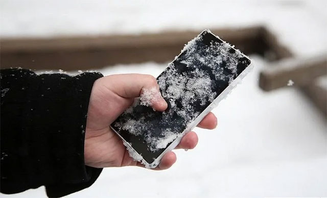 how to keep your phone warm in cold weather
